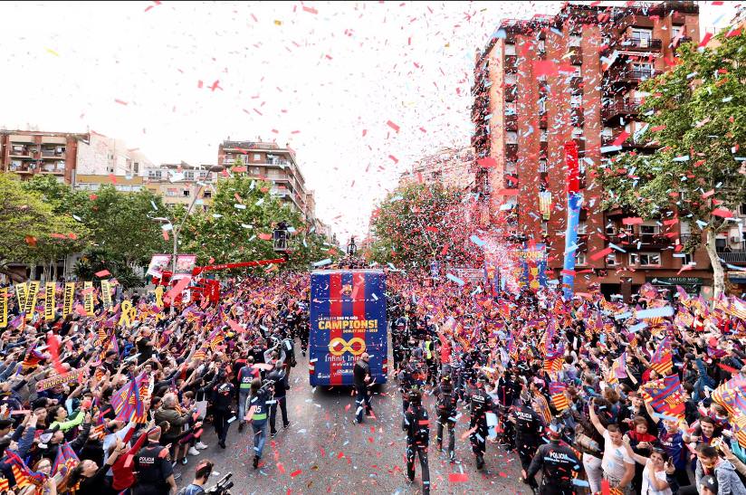 Video Keseruan Penggawa Barcelona Usai Raih Dua Titel Juara - 1