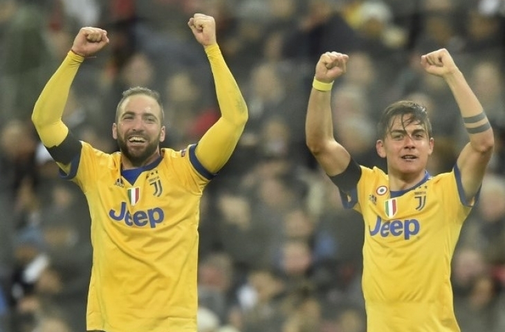 Striker Juventus Paulo Dybala (kanan) merayakan gol kedua Juventus ke gawang Tottenham Hotspur bersama Gonzalo Higuain. Glyn KIRK / AFP