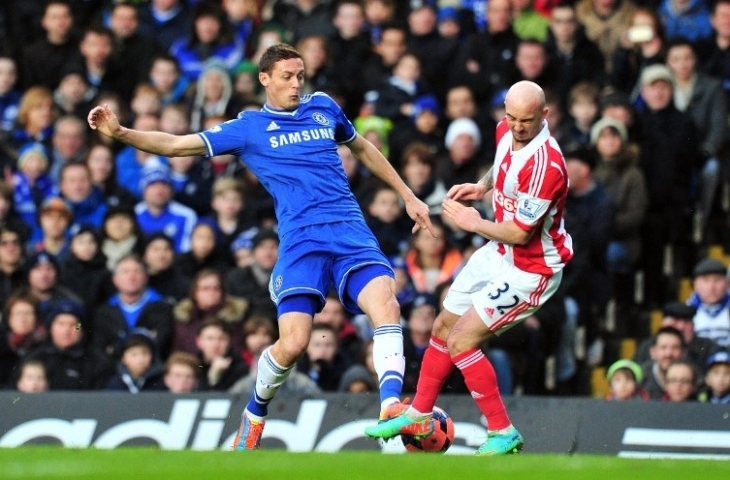 Pemain Stoke City Stephen Ireland (kanan) berebut bola dengan pemain Chelsea [AFP]