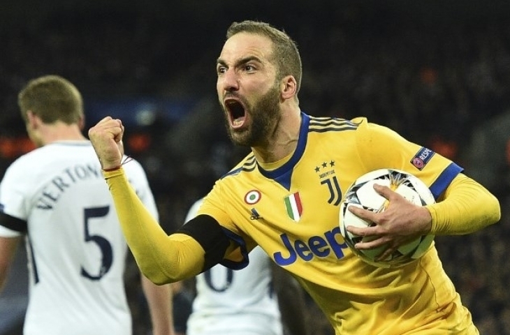 Striker Juventus Gonzalo Higuain merayakan golnya untuk membuat skor menjadi 1-1 melawan Tottenham Hotspur. Glyn KIRK / IKIMAGES / AFP