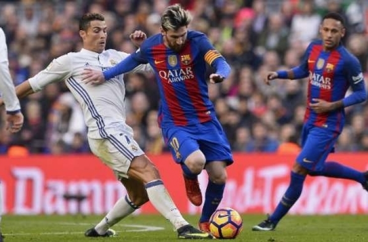 Cristiano Ronaldo mengadang laju Lionel Messi. [AFP]