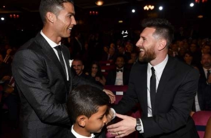 Cristiano Ronaldo dan Lionel Messi saling bersalaman saat malam penghargaan The Best FIFA Men's Player di London Palladium, Inggris, Senin (23/10/2017). [AFP/Ben Stansall]