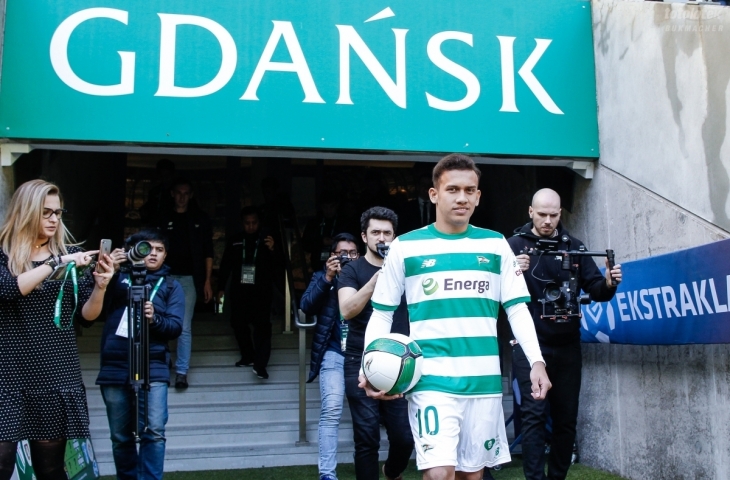 Egy Maulana Vikri diperkenalkan kepada publik oleh klub Lechia Gdansk. (foto: lechia.pl) 