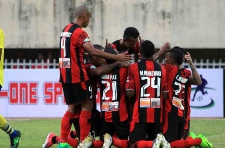 Pemain Persipura rayakan gol Boaz Solossa ke gawang Pesegres dalam laga lanjutan Kompetisi Liga 1 di Stadion Mandala, Jayapura, Papua, Selasa (18/4). [Antara]