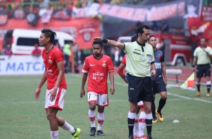 Wasit Mooud Bonyadifard asal Iran memimpin laga Persija vs PSM di Stadion Patriot, Bekasi, Selasa (15/8/2017). (Suara.com/Adie Prasetyo)