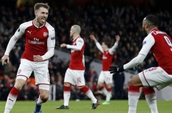 Aaron Ramsey dan Alexandre Lacazette Cetak Gol, Wenger Puji Mesut Ozil