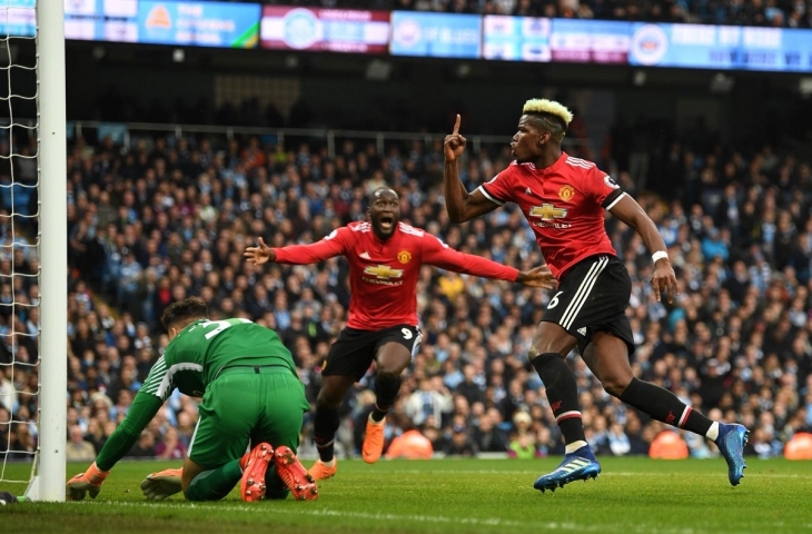 Ekspresi Paul Pogba (kanan) saat berhasil membobol gawang Man City, Sabtu (7/4/2018).