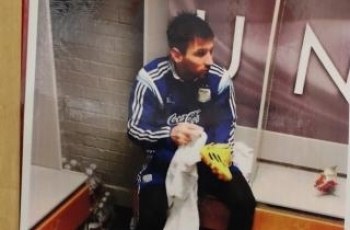 Foto Lionel Messi Saat Mengelap Sepatu Terpajang di Akademi Manchester United