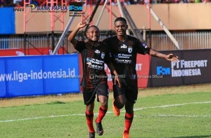 Gunansar Papua Mandowen (kiri) saat merayakan gol ke gawang PS Tira.