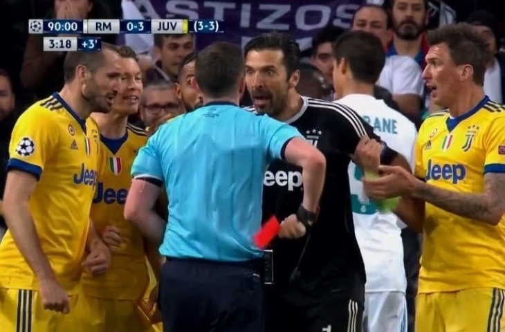 Buffon saat marah kepada wasit Michael Oliver (Sumber: Twitter/@Gilang_Mahesa).