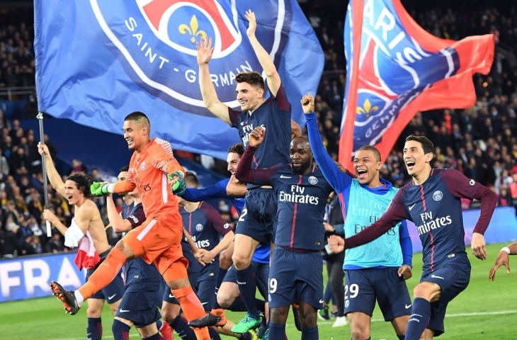 PSG merayakan keberhasilan meraih jawara League 1 musim 2017/2018 (sumber: @championsleague).