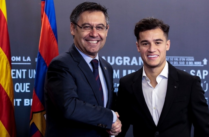 Josep Maria Bartomeu bersama Coutinho (sumber: twitter/@fcbarcelona).