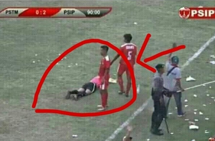 Wasit terkapar. (Sumber: Istimewa).