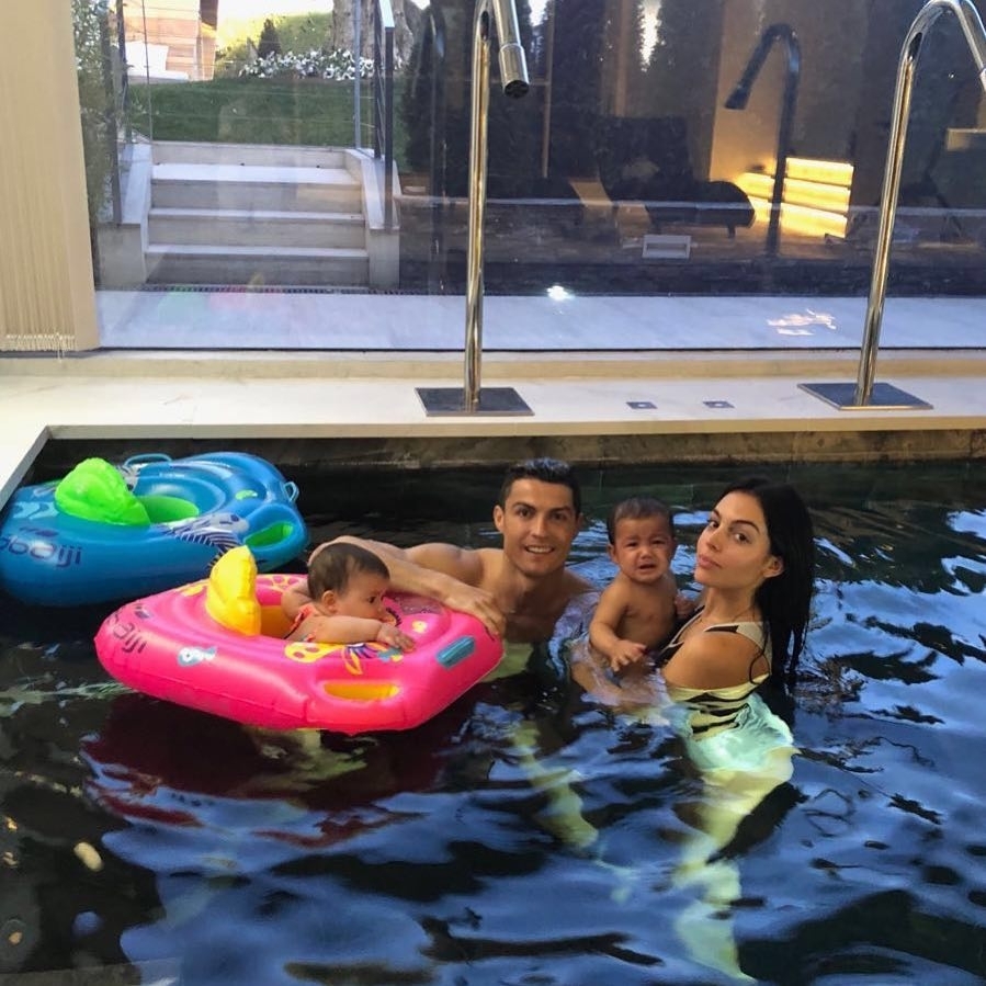 Ronaldo bersama keluarga/Instagram