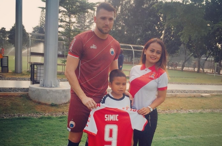 Simic berfoto bersama dengan Dimas dan Esti. (Sumber: Instagram/@lestarisciucatti).