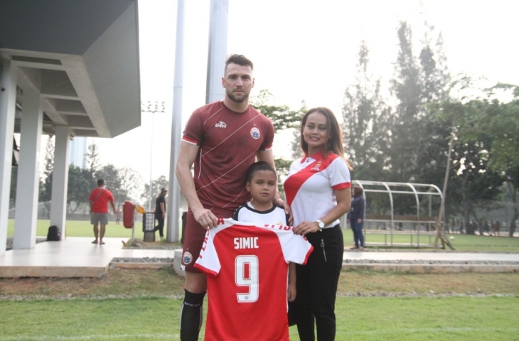 Marko Simic (kiri), Dimas (tengah), dan Esti (kanan) tampak foto bersama di Lapangan ABC, Senayan, Jakarta, Senin (14/5/2018).