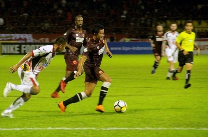 Pesepak bola bola PSM Makassar Rizky Pellu (ketiga kiri) berusaha melewati pesepak bola Mitra Kukar FC Rendy Siregar (kiri) dalam lanjutan Liga 1 di Stadion Andi Mattalatta, Makassar, Sulawesi Selatan, Minggu (6/5). Tuan rumah PSM Makassar menang melawan Mitra Kukar FC dengan skor 3-1 (1-0). ANTARA FOTO/Abriawan Abhe.