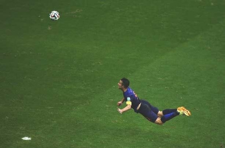 Gol Tandukan Robin Van Persie/Twitter