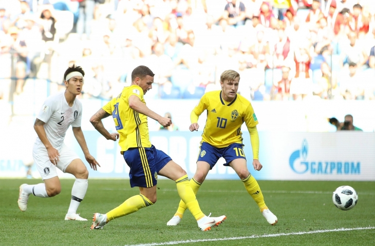 Peluang emas Swedia lahir pada menit ke-20. Sang penyerang, Marcus Berg yang tinggal berhadapan dengan kiper Hyun-Woo Cho gagal memanfaatkan peluang.