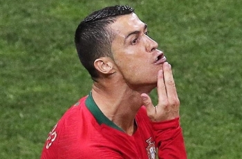 Cristiano Ronaldo 'Diteror' Suporter Iran Saat Tidur di Hotel