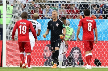 Teknologi VAR Kembali Dikeluhkan oleh Kiper Denmark Ini