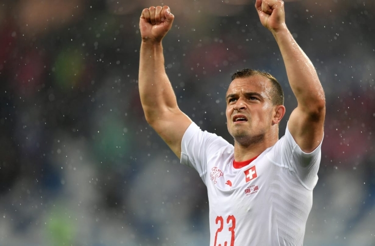 Xherdan Shaqiri merayakan kemenangan atas Serbia.