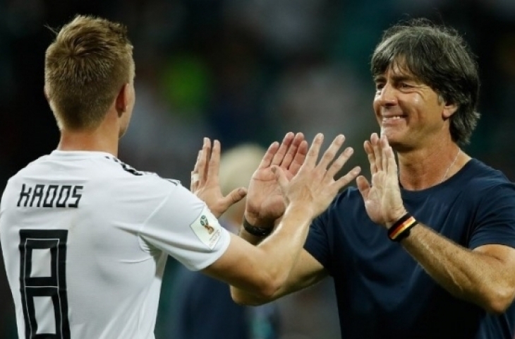 Pelatih tim Jerman Joachim Loew memberikan selamat kepada Toni Kroos usai mengalahkan Swedia.