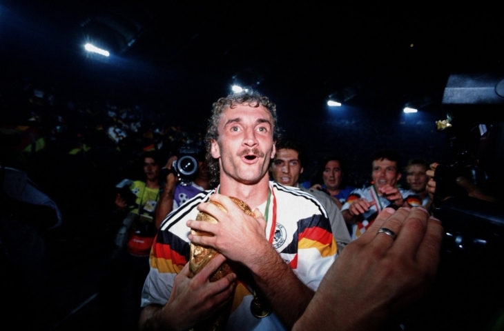 Rudi Voller menggenggam trofi Piala Dunia 1990, setelah sebelumnya mengalahkan Belanda dengan skor 2-1.