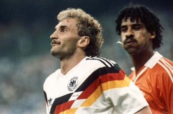 Sejarah Piala Dunia: Ludah Frank Rijkaard Hujani Kepala Voller