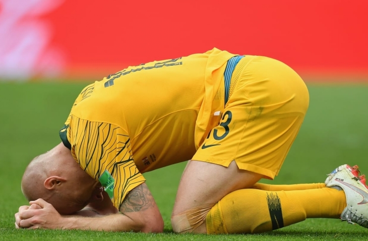 Salah satu pemain Australia tertunduk lesu setelah kalah dari Peru di laga terakhir Grup C Piala Dunia 2018