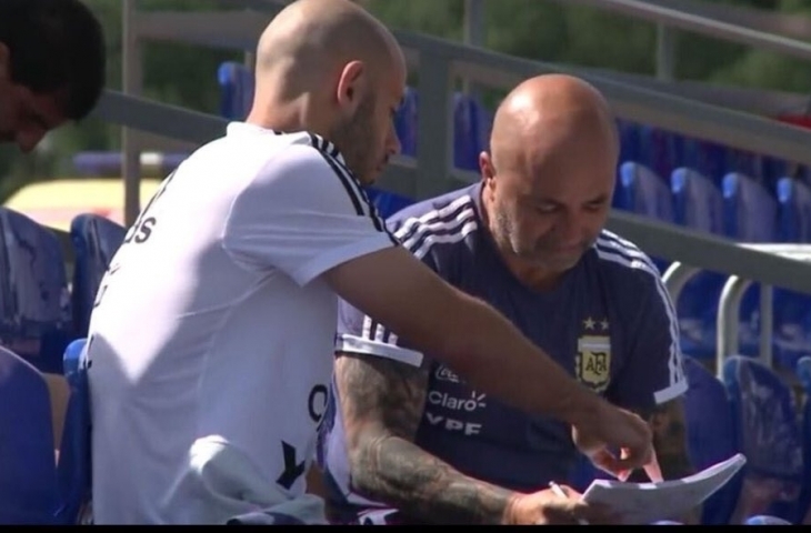 Javier Mascherano dan Jorge Sampaoli. (Sumber: Twitter/@juandirection48).