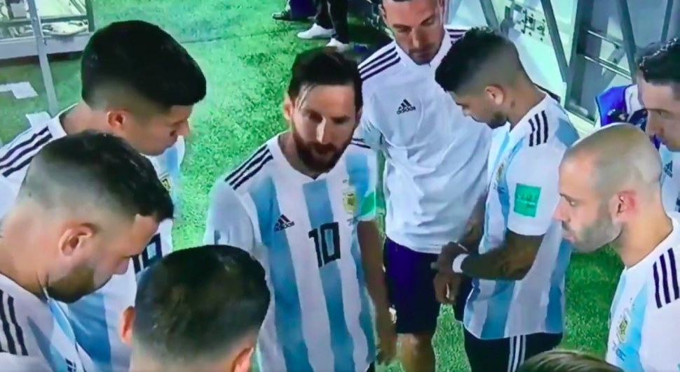 Lionel Messi memberikan semangat untuk memotivasi rekan setimnya/Sportbible