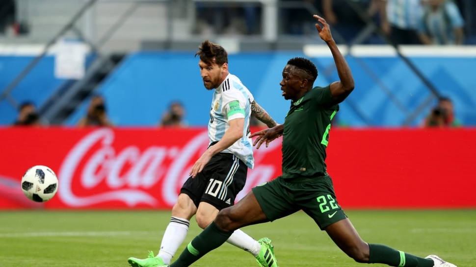 Aksi Lionel Messi kala cetak gol ke gawang Nigeria