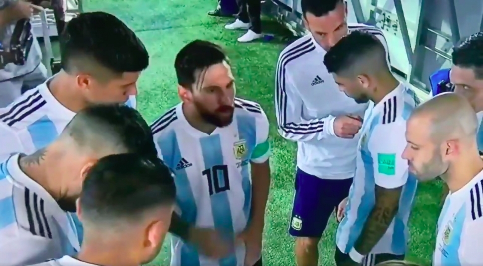 Lionel Messi memberikan semangat untuk memotivasi rekan setimnya/Sportbible