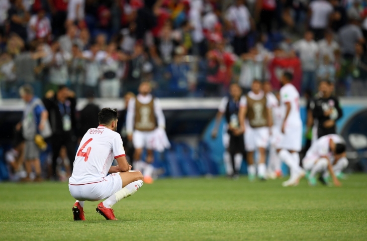 Kesedihan pemain Tunisia, Yassine Meriah usai lakukan gol bunuh diri.