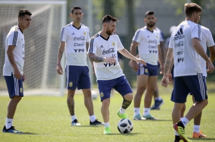 Lionel Messi dkk menggelar latihan di base camp mereka di Bronnitsy, Rusia, Jumat (29/6), dalam persiapan menghadapi Prancis di 16 Besar Piala Dunia 2018, Sabtu (30/6). [AFP/Juan Mabromata]