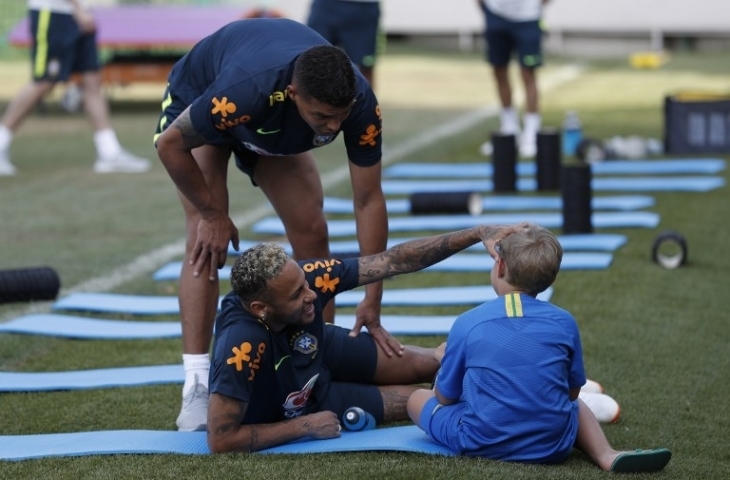 Kebersamaan Neymar dan Davi Lucca di sesi latihan Brasil/Adrian Dennis/AFP 