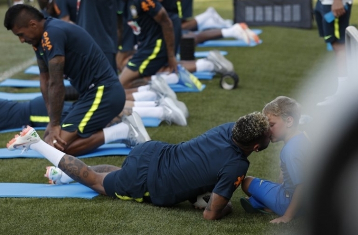 Kebersamaan Neymar dan Davi Lucca di sesi latihan Brasil/Adrian Dennis/AFP 