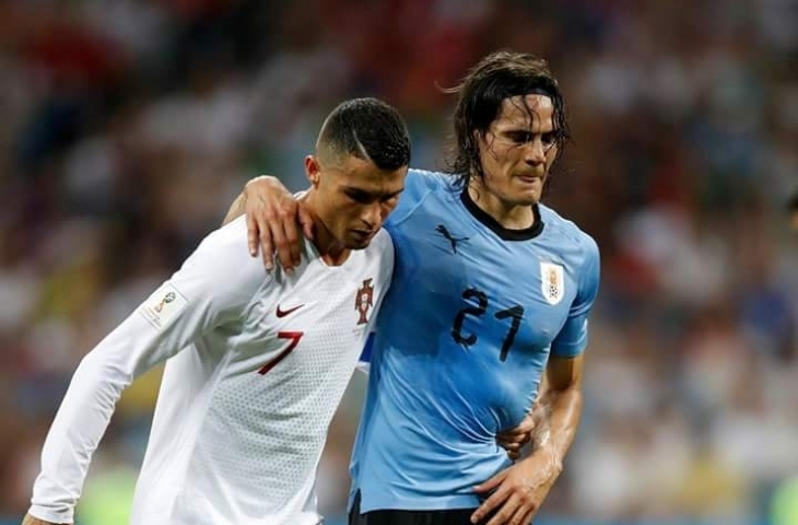 Ronaldo membantu Cavani untuk berjalan ke pinggir lapangan/Twitter