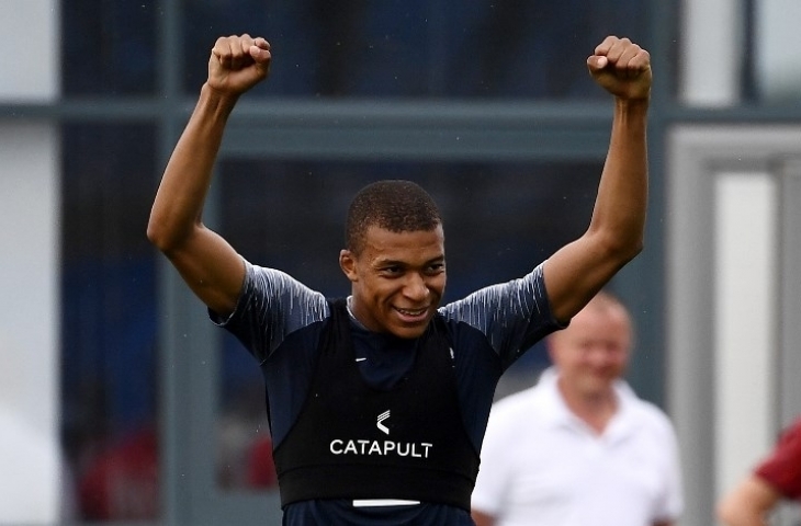 Striker timnas Prancis Kylian Mbappe terlihat bersuka cita saat menjalani sesi latihan di Glebovets stadium di Istra selama Piala Dunia 2018 (23/6). [AFP/Franck Fife] 