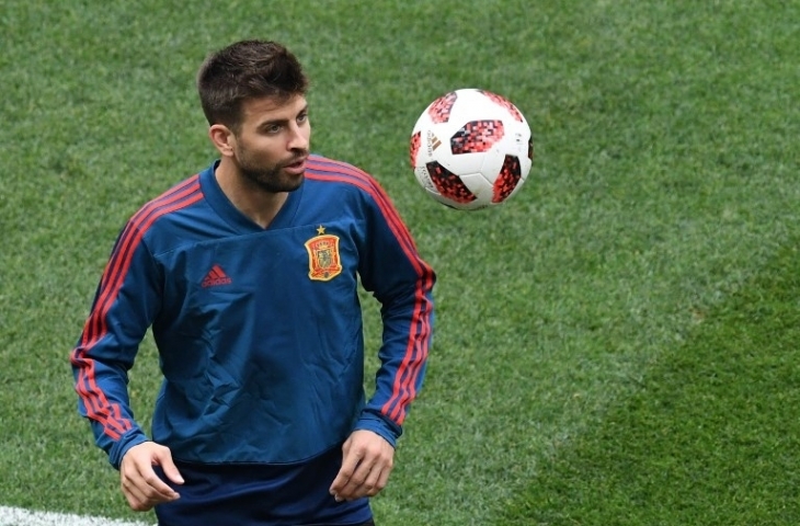 Pemain bertahan timnas Spanyol, Gerard Pique sedang berlatih di pusat latihan yang berada di Luzhniki Stadium Moscow jelang laga Spanyol vs Rusia (30/6). [AFP/Francisco Leong] 