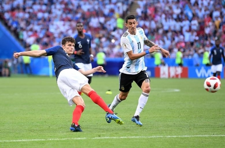 Tendangan Benjamin Pavard berhasil membobol gawang Argentina/Twitter