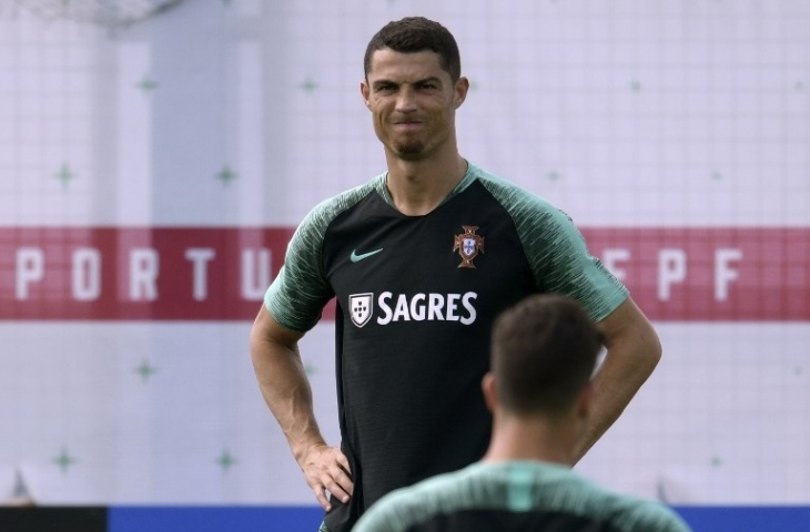 Penyerang timnas Portugal, Ronaldo menjalani sesi latihan di pusat pelatihan di Kratovo (27/6) menjelang laga melawan Uruguay di babak 16 besar Piala Dunia 2018. [AFP/Juan Mabromata]