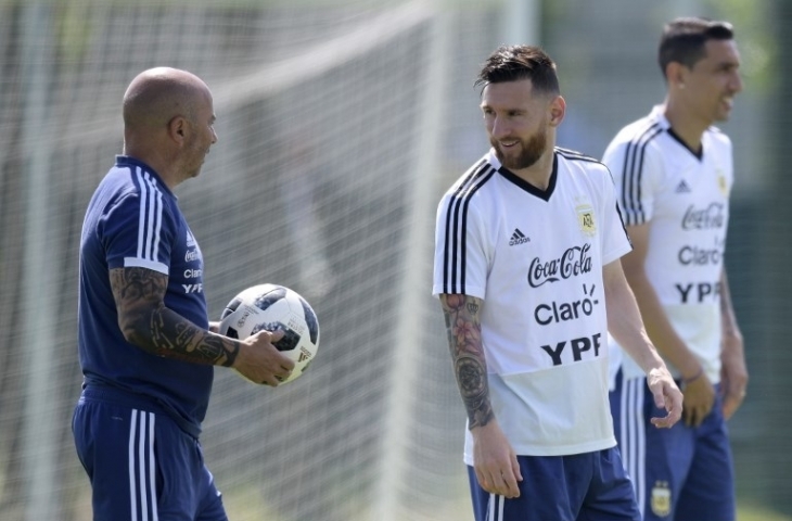 Jorge Sampaoli berbicara dengan Lionel Messi saat latihan di Bronnitsy, (29/6), [AFP/Juan Mabromata]