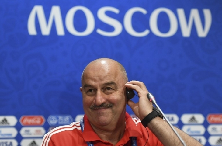 Pelatih Rusia, Stanislav Cherchesov hadiri konferensi pers di Luzhniki Stadium, Moskow (30/6), [Francisco Leong/AFP]