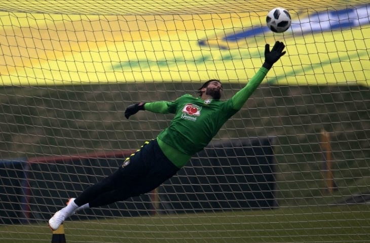 Kiper Brasil Alisson Becker menjalani sesi latihan di Granja Comary, Teresopolis, Rio de Janeiro, Brasil sebagai persiapan sebelum berangkat ke Piala Dunia 2018 di Rusia (23/5). [AFP/Mauro Pimentel]