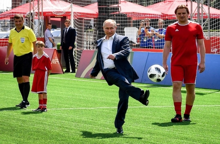 Vladimir Putin menendang bola saat membuka pertandingan sepak bola di Moskow (28/6/), [Yuri Kadobnov/AFP] 