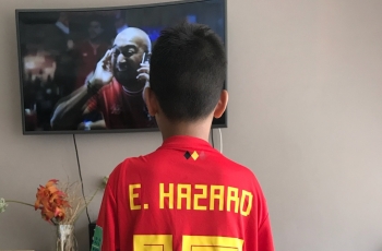 Bocah yang Diberi Jersey Eden Hazard Ternyata Anak Pemain Ini