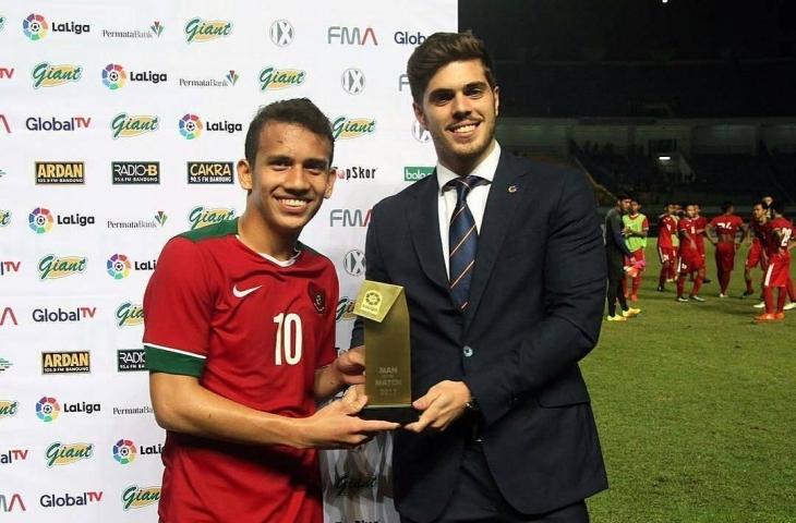 Egy Maulana Vikri mendapatkan penghargaan Jouer Revelation Trophee di turnamen Toulon Cup 2017.