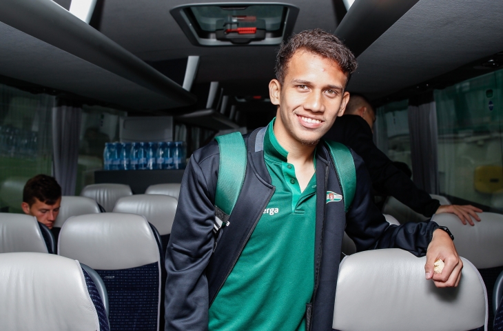 Egy Maulana Vikri berfoto di dalam bus Lechia Gdansk, yang akan berangkat ke Opalenica bersama skuat Lechia Gdansk menjalani pemusatan latihan lanjutan.